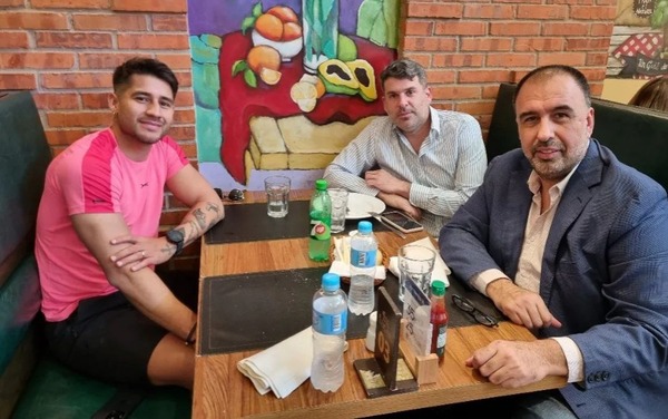 Sin perder tiempo, “Tito” Torres ya se juntó con su repre para analizar su futuro