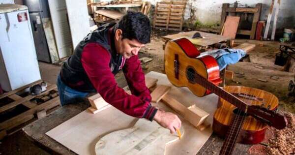 La Nación / Fabrican guitarras en la cárcel de Tacumbú