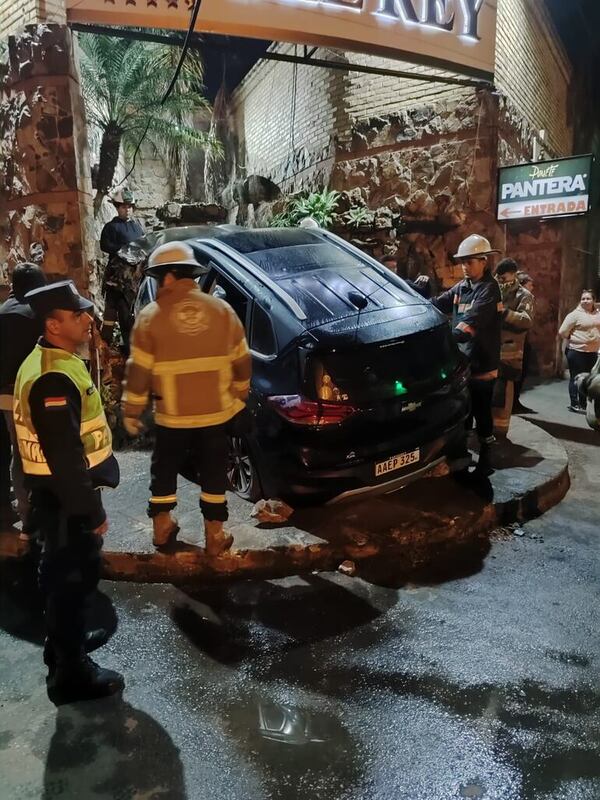 Vehículo impactó contra la fachada de un motel en San Lorenzo - Policiales - ABC Color