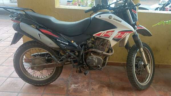 Policía aprehende a un hombre que supuestamente se robaba una moto - Policiales - ABC Color