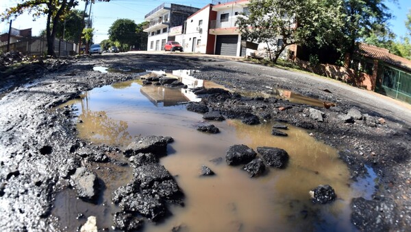 San Lorenzo, llena de pozos a causa de bacheos deficientes