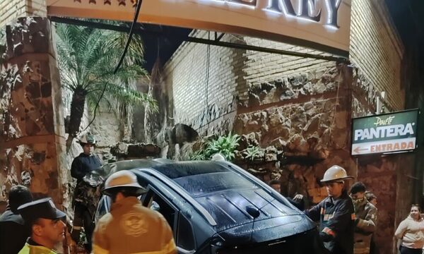 (VIDEO) ¿Justo ahí pio? Vehículo chocó contra fachada de famoso telo sanlorenzano