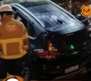 Conductora se estrelló contra la fachada de un motel en San Lorenzo - Paraguay.com