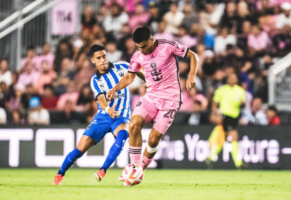 Versus / Diego Gómez reconoce contactos con la Premier League y avisa: " Vine para dar el salto a Europa"