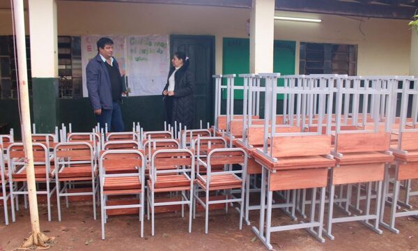 Entregan pupitres en escuelas de Franco
