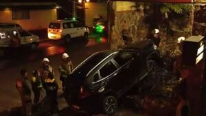 Mujeres se llevan un susto al chocar por la fachada de un motel en San Lorenzo