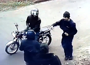 Motochorros asaltan a madre e hija, pero solo llevan ropas sucias y documentos - La Clave