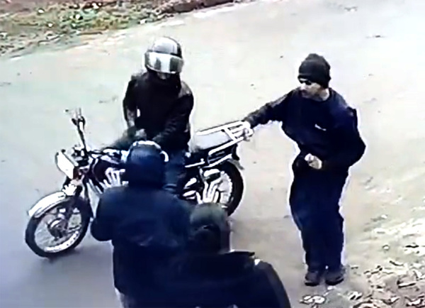 Motochorros asaltan a madre e hija, pero solo llevan ropas sucias y documentos - La Clave
