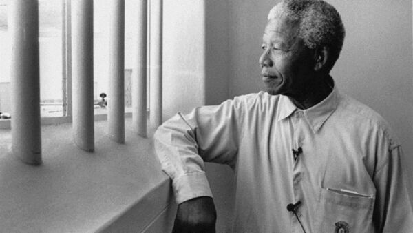 Nelson Mandela, el hombre que olvidó sus gafas dentro de la cárcel al ser liberado