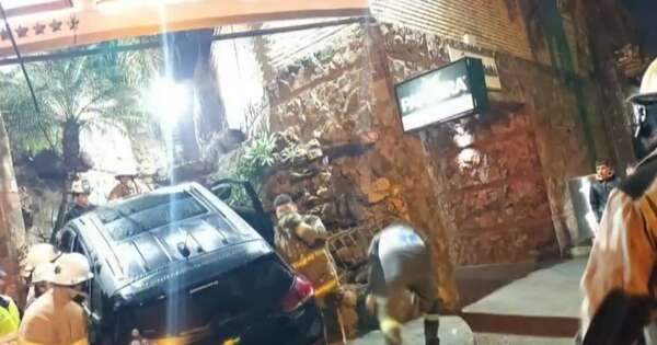La Nación / Un auto se estrelló contra un motel en San Lorenzo
