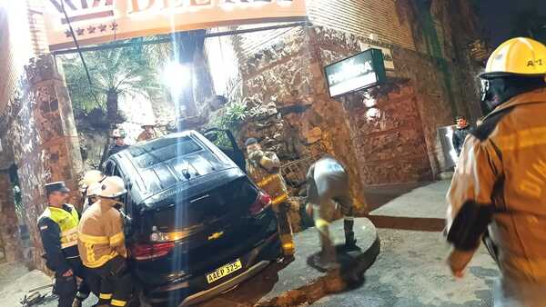 Vehículo se estrelló contra fachada de un motel y conductora se negó al alcotest - trece