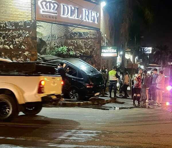 Vehículo Impacta Contra Muro de Motel en San Lorenzo » San Lorenzo PY