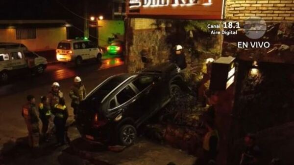 ¿Qué pasó acá? Una camio terminó contra la fachada del motel "El Rey" anoche