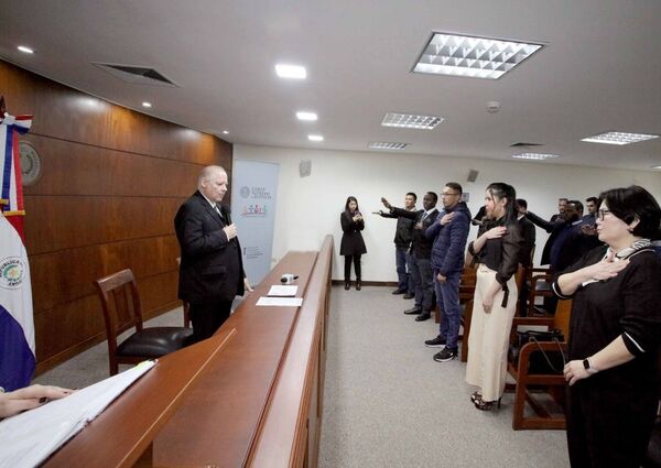 Presidente Benítez Riera tomó juramento a naturalizados