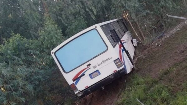 Un muerto y 39 heridos tras choque entre bus con camioneta en Villeta