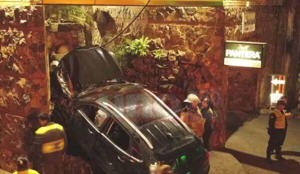 Ocurrió en San Lorenzo: Conductora se Estrella contra Motel y se Niega al Alcotest