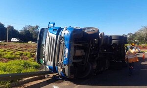 Camión que transportaba 33.000 kilos de piedra triturada volcó en Coronel Oviedo – Prensa 5