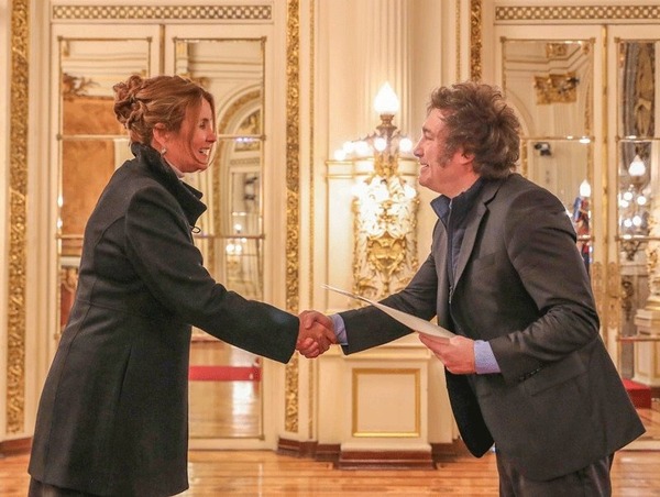 Nueva embajadora de Paraguay presenta credenciales ante Javier Milei - ADN Digital