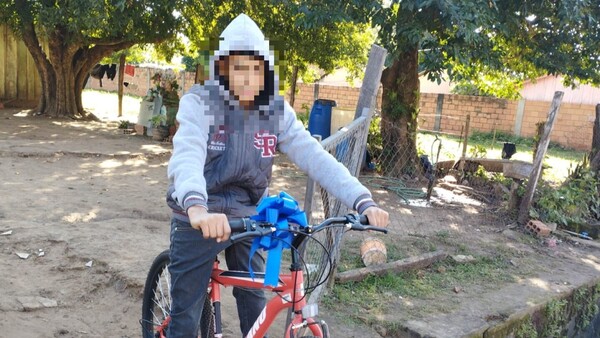 En vez de regalo pidió dinero a sus amis para comprarle una bici a un chico