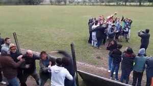 Video: Torneo de integración termina con golpes en las gradas tras la coronación
