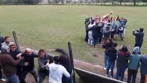 Video: Torneo de integración termina con golpes en las gradas tras la coronación