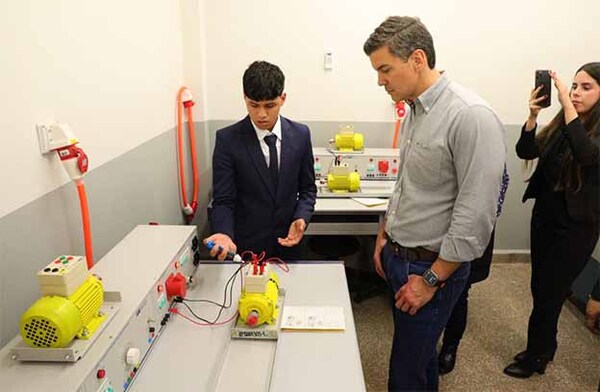 Gobierno inaugura moderno laboratorio equipado por Itaipú en colegio técnico de Itauguá | DIARIO PRIMERA PLANA