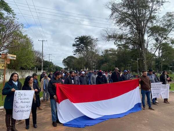 Docentes y padres de alumnos rechazan manejo político de supervisión de Itakyry - ABC en el Este - ABC Color