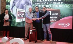 Egresado de la FIA/UNE fue declarado campeón y recibe premio en rendimiento máximo y productividad de soja.