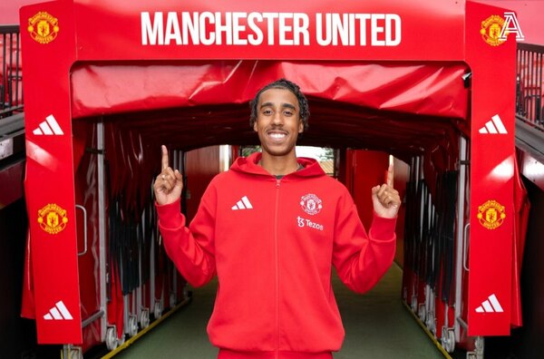 Versus / Manchester United se lleva al defensor promesa del fútbol francés
