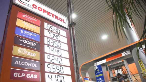 Emblemas privados aumentan precios de combustibles