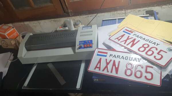 Hallan laboratorio de documentos y chapas de vehículos falsos en Ypané - Policiales - ABC Color