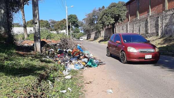 Pobladores de San Lorenzo piden solución al problema de las basuras que adictos tiran calles y baldíos - Nacionales - ABC Color