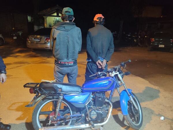 Video: aprehenden a dos presuntos ladrones y recuperan motocicleta robada en Capiatá - Policiales - ABC Color