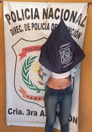 Video: capturan a una mujer por el presunto robo de ropas en el Mercado 4 - Policiales - ABC Color