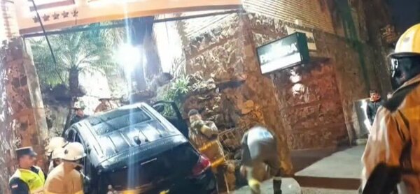 Un auto se estrelló contra un motel en San Lorenzo