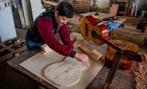 Reo reaviva tradición familiar fabricando guitarras en Tacumbú