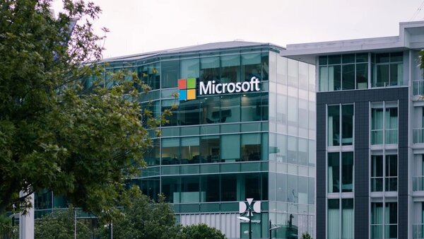 Fallo de Microsoft genera problemas a nivel global en aerolíneas, bancos o medios