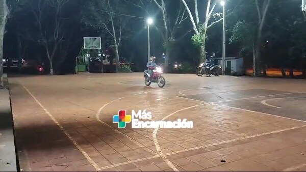 Jóvenes inmigrantes alemanes utilizaron una cancha de básquetbol como circuito de motocross.