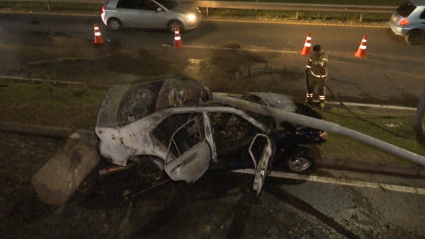 Dos personas mueren calcinadas en choque e incendio de vehículo - trece