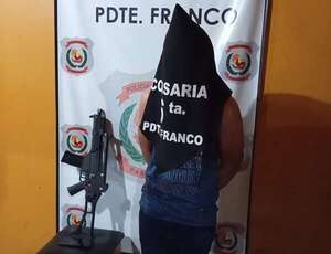 Aprehenden a joven que se paseaba con una réplica de fusil - ABC en el Este - ABC Color