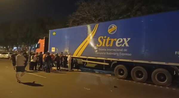 Conductor de tractocamión muere tras ser embestido por motociclista - La Clave