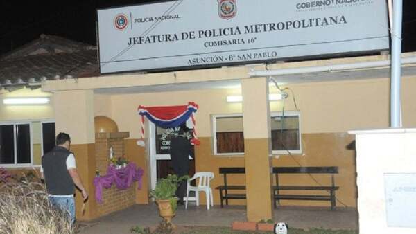 Colmo: Estacionó frente a comisaría y le tortolearon