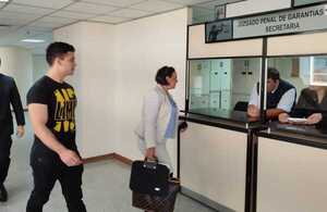 Hijo de Roya Torres se presenta en Tribunales para audiencia