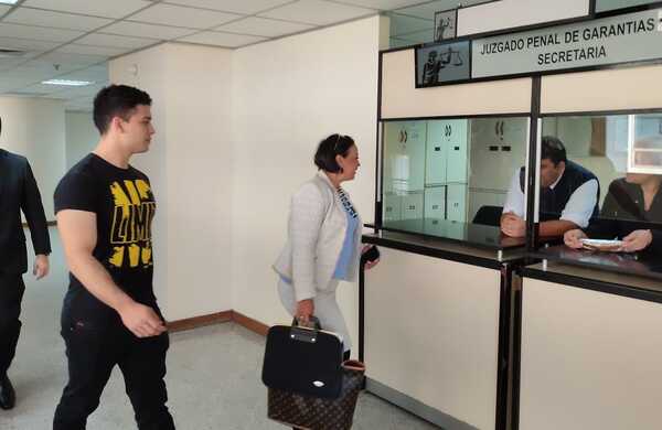 Hijo de Roya Torres se presenta en Tribunales para audiencia
