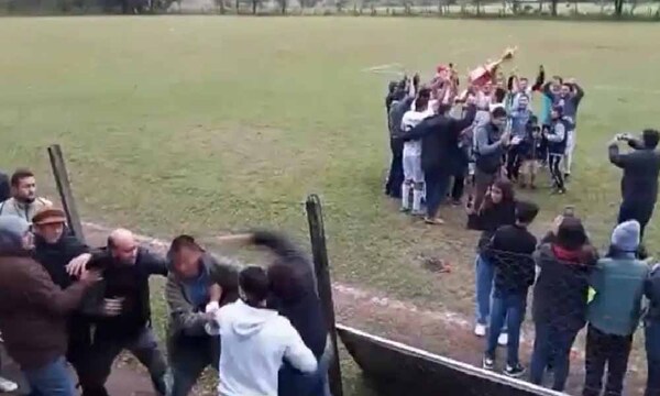 Hinchas se trenzaron a trompadas tras culminación de torneo de integración en Coronel Oviedo – Prensa 5