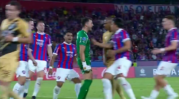 Versus / ¿A lo "Dibu"? Alexis Arias le festejó en la cara a Fernandinho el penal atajado