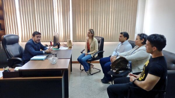 Juez otorga medidas alternativas al hijo de la diputada Roya Torres, imputado por cobro indebido