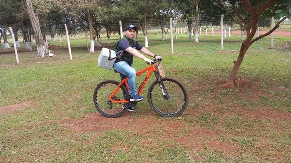 En bicicleta lleva vacunas casa por casa para proteger a la comunidad