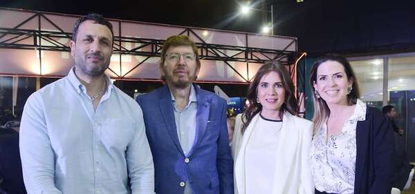 Bristol celebra 44 años con un brindis en su stand de la Expo - Sociales - ABC Color