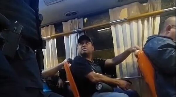 (VIDEO) Policía bajó a dos pasajeros por llevar latitas: “No pueden subir Ka’úre”
